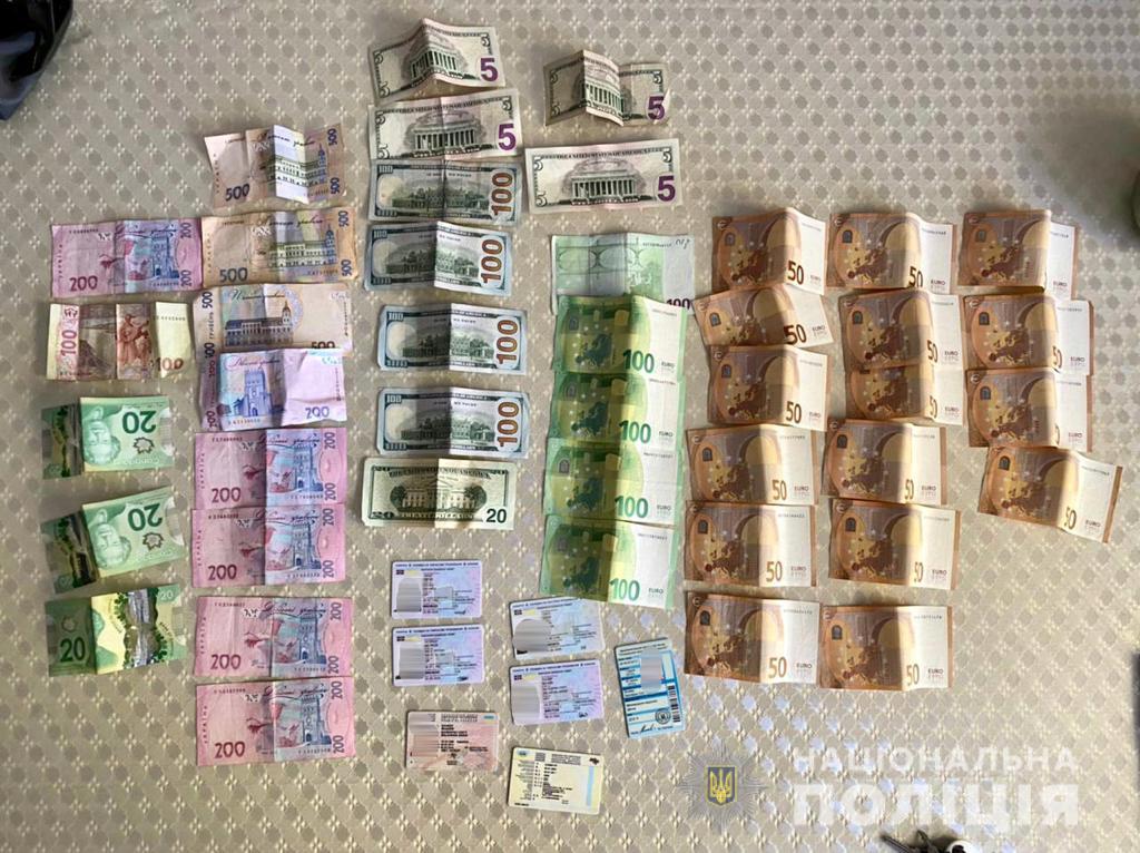 На Закарпатті шахраї фіктивно облаштували навчальний заклад і продавали іноземцям фальшиві дипломи