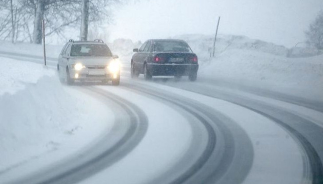 У Закарпатській області посилено працюють дорожні служби та поліція