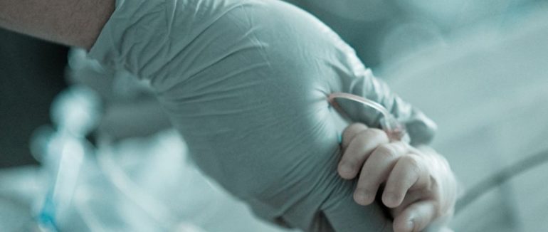 Фельдшер зривав дошки з підлоги: подробиці порятунку немовляти, яке викинули в туалет під Харковом 