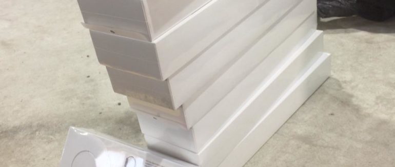 На Закарпатському кордоні у 60-річної українки вилучили 20 коробок смарт-годинників