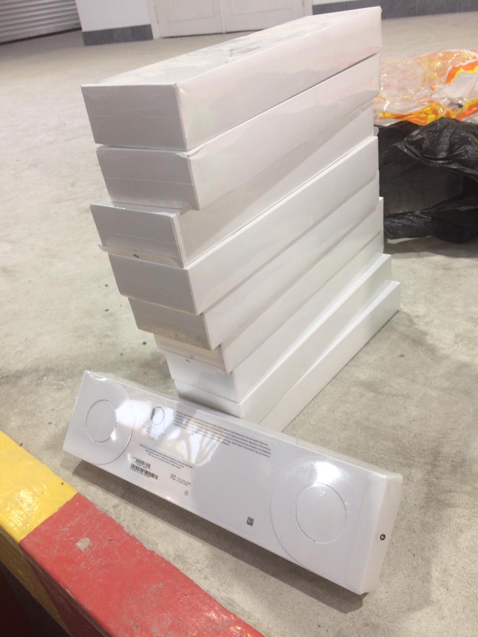 На Закарпатському кордоні у 60-річної українки вилучили 20 коробок смарт-годинників