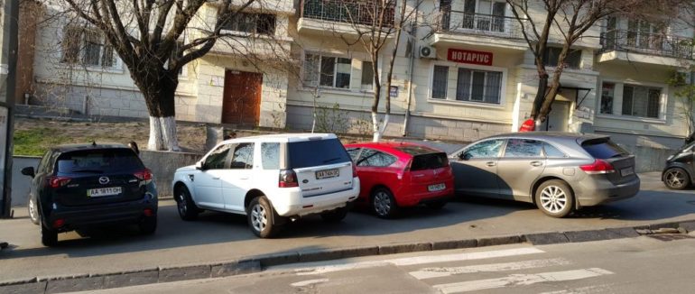 В Україні заборонять парковку на тротуарах