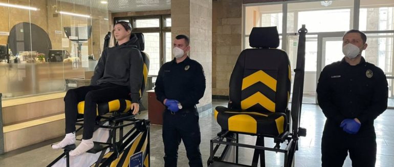 Пристібайся: у поліції імітували ДТП та на тренажері показали, як паски безпеки рятують життя