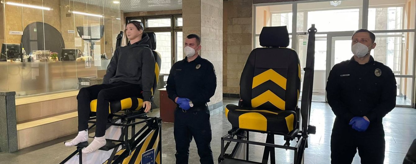 Пристібайся: у поліції імітували ДТП та на тренажері показали, як паски безпеки рятують життя