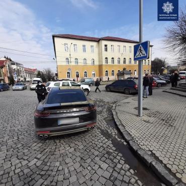 У Мукачеві водій автомобіля Porsche Panamera порушив правила ПДР