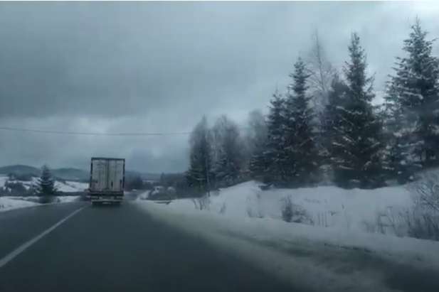 Перевал засипаний снігом на трасі Київ-Чоп