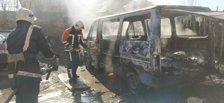 Берегівська пожежа: на подвір'ї повністю згорів автомобіль