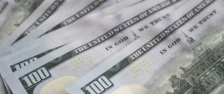 Долар та євро подешевшали: курс валют на останній день березня