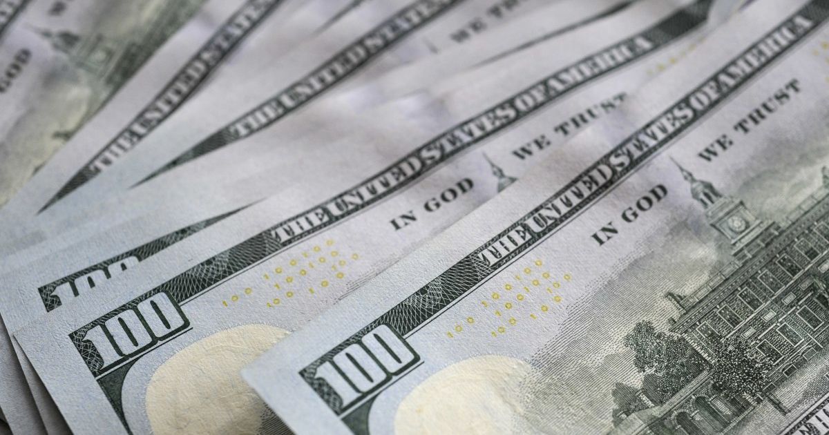 Долар та євро подешевшали: курс валют на останній день березня