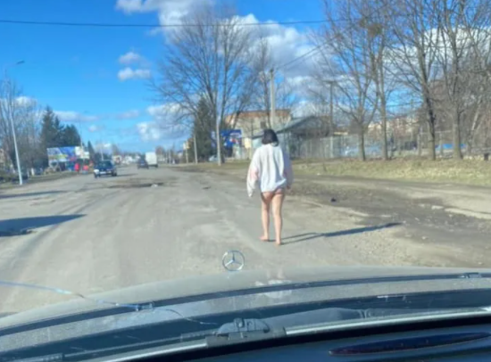Початок весни – голяка: у Виноградові жінка влаштувала оголену прогулянку