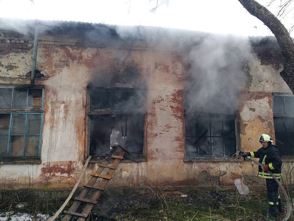 На Мукачівщині згорів автосервіс з автомобілем всередині