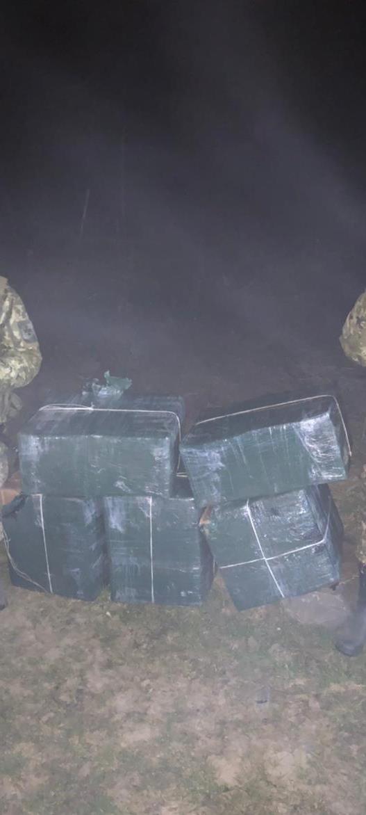 Стрибнули у воду та втекли: у річці Тиса закарпатські прикордонники виловили 10 ящиків безакцизних сигарет