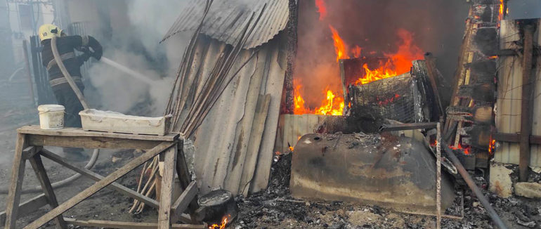 Самотужки намагалася приборкати вогонь: пожежа на Хустщині