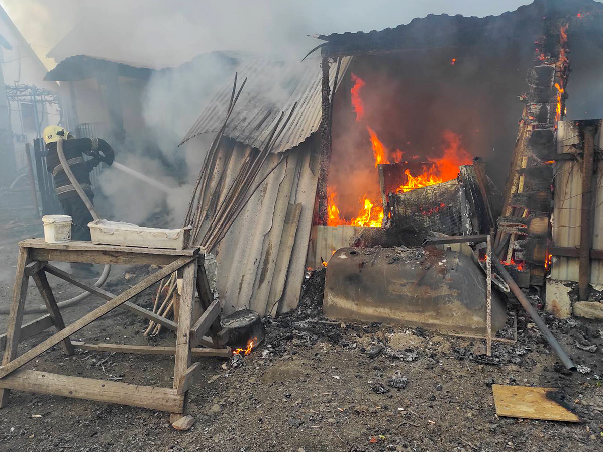 Самотужки намагалася приборкати вогонь: пожежа на Хустщині