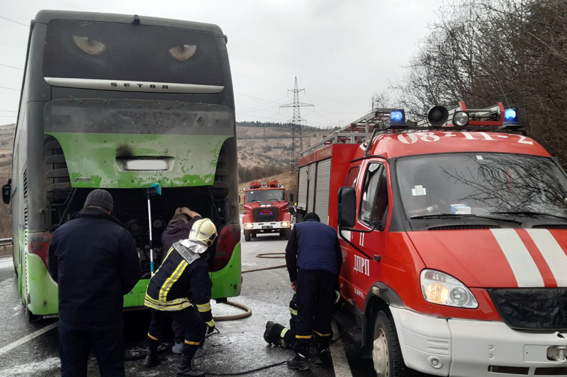 На Закарпатті загорівся пасажирський автобус: рятувальники ліквідували пожежу