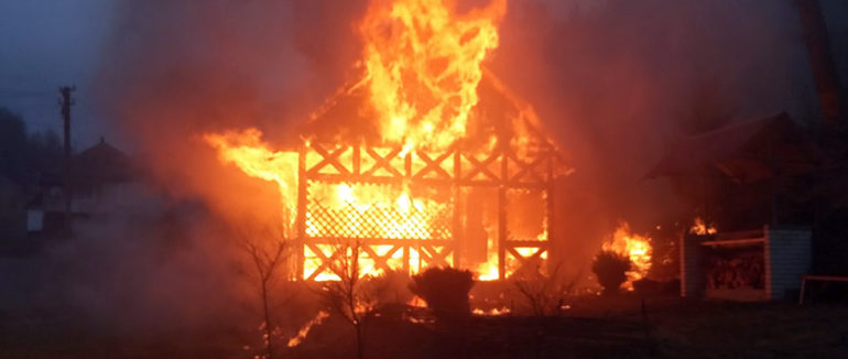 Недільна пожежа: на Закарпатті горів дерев’яний будинок