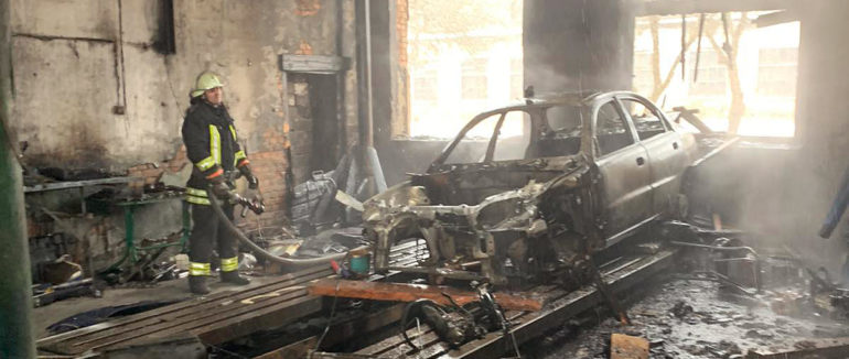 На Мукачівщині згорів автосервіс з автомобілем всередині