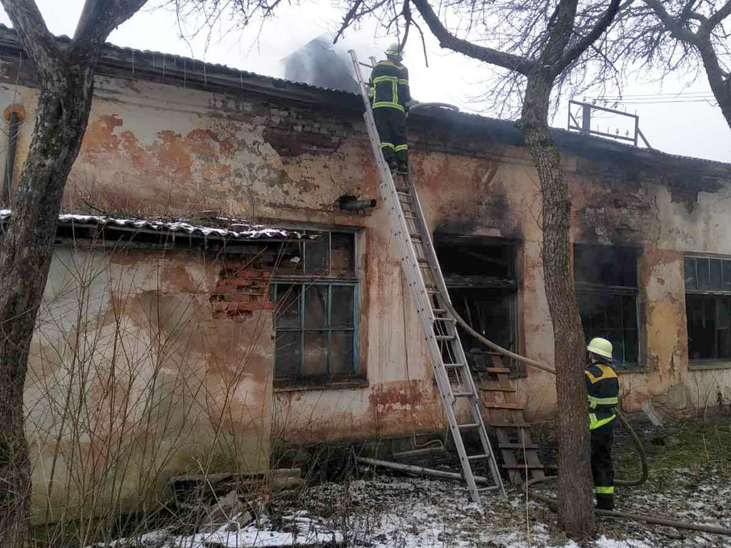 На Мукачівщині згорів автосервіс з автомобілем всередині