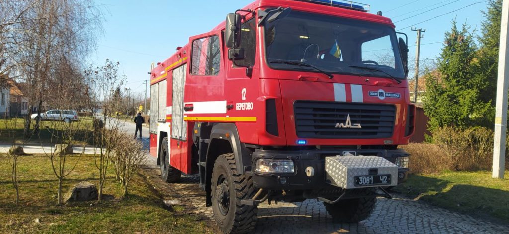 Берегівська пожежа: на подвір'ї повністю згорів автомобіль