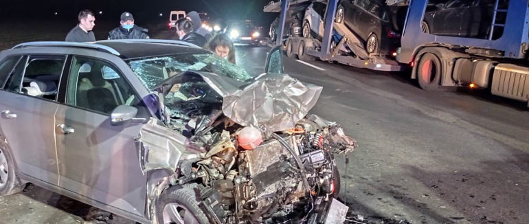 Вечірня аварія на трасі “Київ-Чоп”: пасажирів затисло конструкціями авто