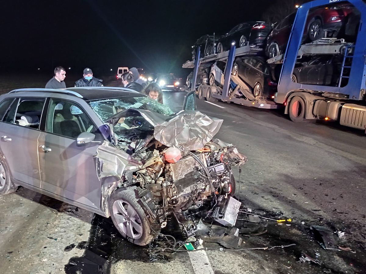 Вечірня аварія на трасі "Київ-Чоп": пасажирів затисло конструкціями авто