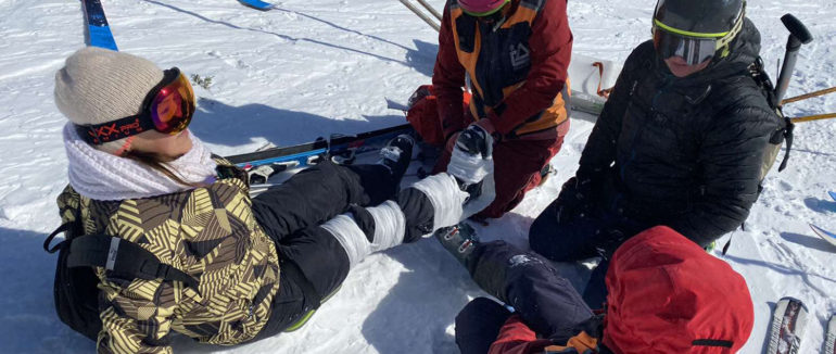 Рятувальники Закарпаття надали допомогу травмованій лижниці в горах