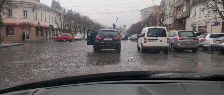 Парковка не за правилами: в центрі Мукачева авто перекрило рух транспортуру