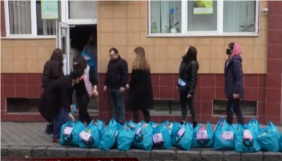 «Кругообіг добра»: вже рік поспіль волонтери допомагають мукачівцям