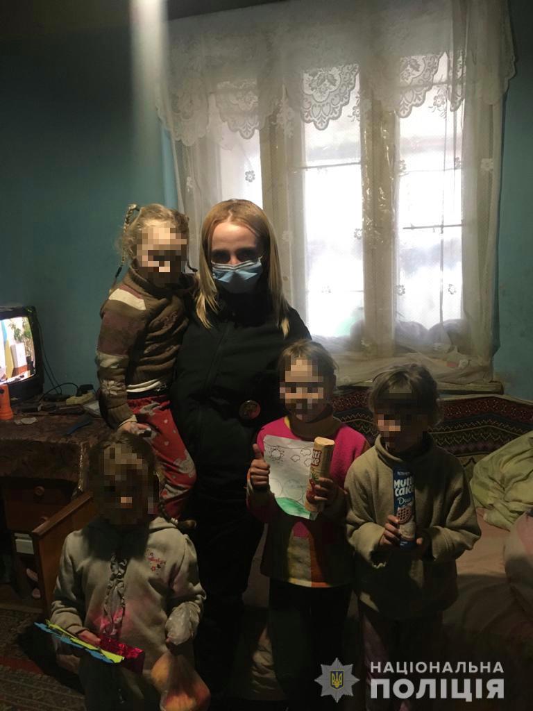 Закарпатські поліцейські опікуються сім’ями, які потребують допомоги
