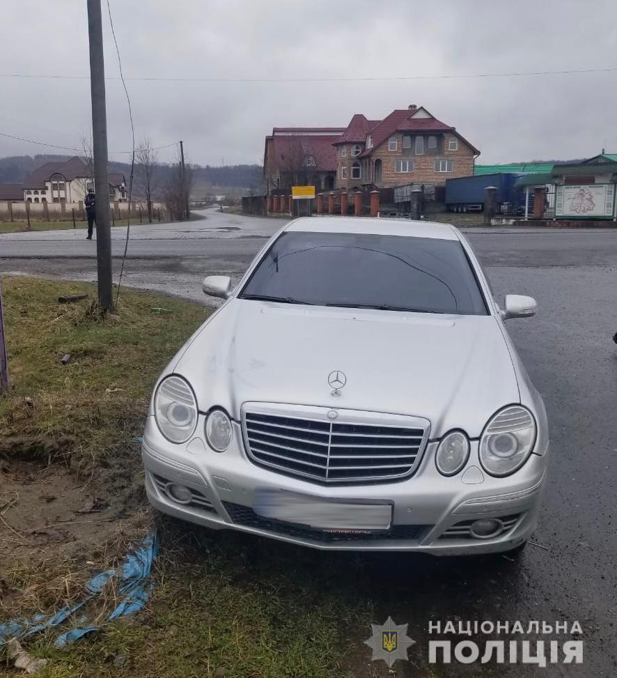 Поліцейські Тячівщини затримали порушника дорожнього руху, та ще зі зброєю