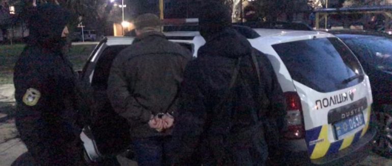 Розбійний напад на Закарпатті: 53-річний чоловік наніс сусіду ножове поранення, чоловік в реанімації