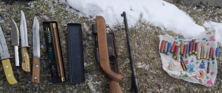 Арсенал саморобної зброї: поліцейські на Рахівщині затримали підозрюваного і знайшли в нього багато цікавих речей