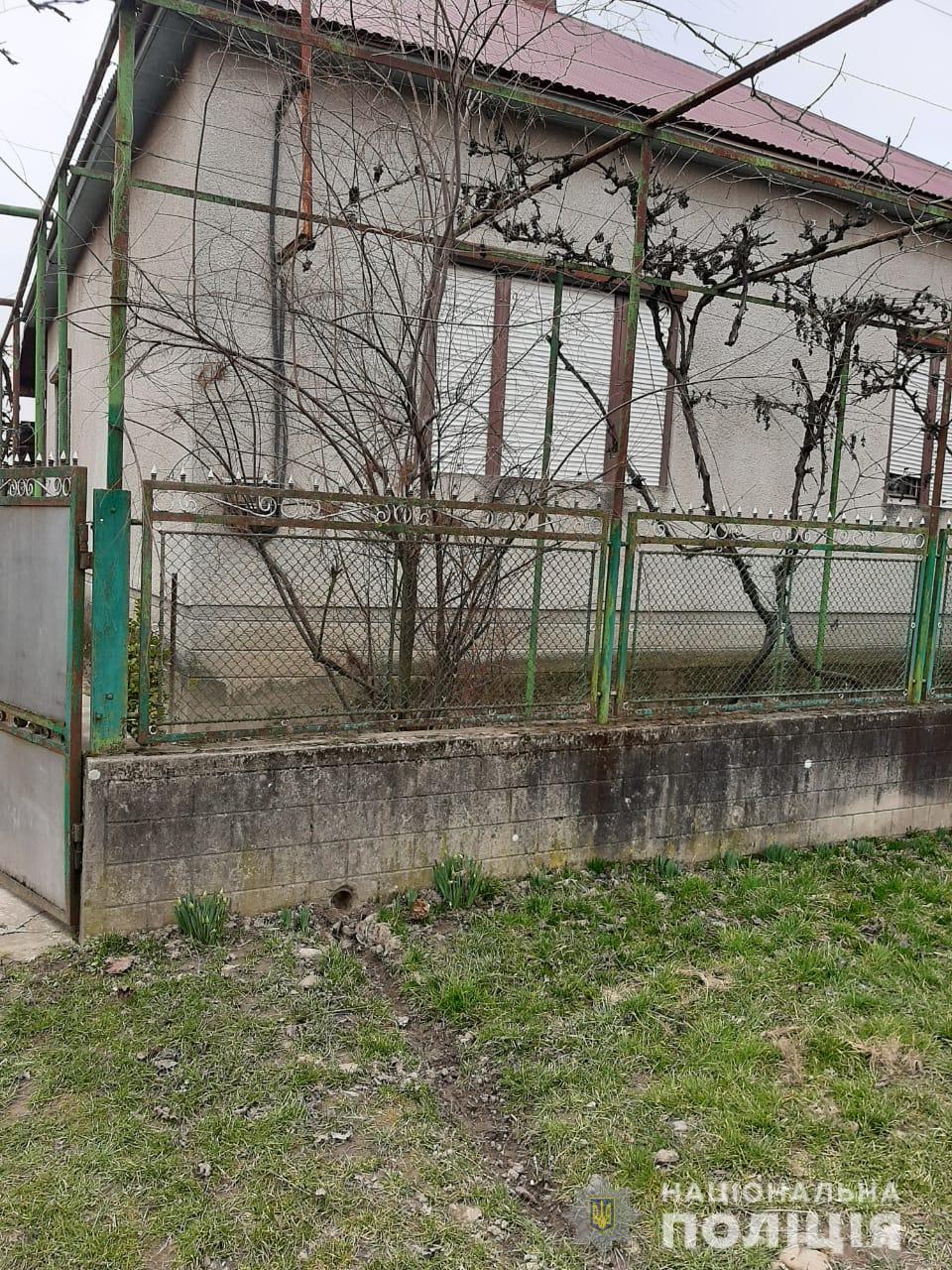 На Закарпатті обікрали беззахисну пенсіонерку: поліція затримала обох зловмисників