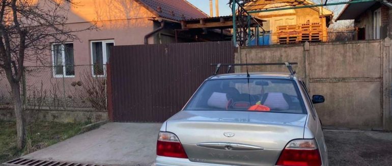 Мукачівська сварка: побиті сусіди, авто і потрощена огорожа