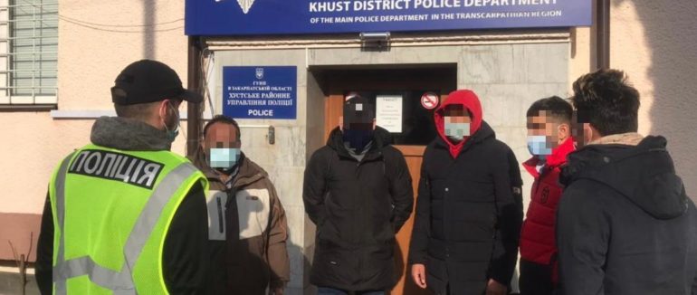 На Закарпатті поліція затримала чоловіка який намагався перевести групу нелегалів до ЄС
