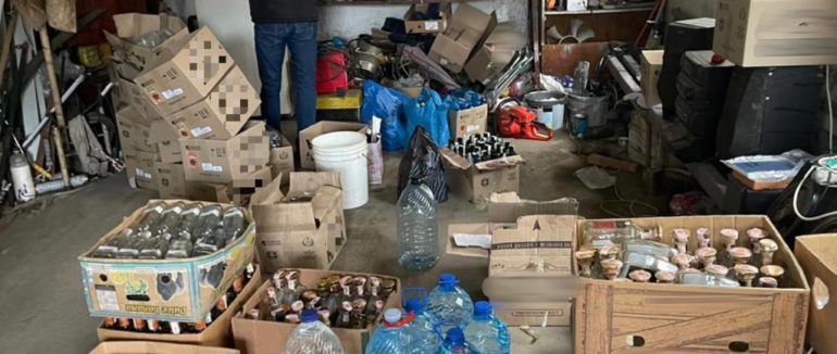 На Ужгородщині викрито підпільний цех: чоловіки виготовляли контрафактний алкоголь
