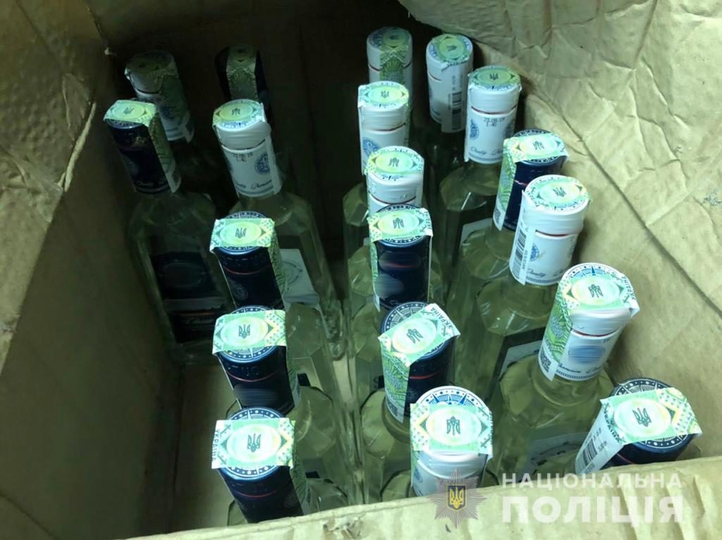 На Ужгородщині викрито підпільний цех: чоловіки виготовляли контрафактний алкоголь