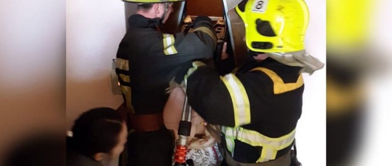 Застрягла в ліфті: на Тячівщині рятувальники визволили дівчинку