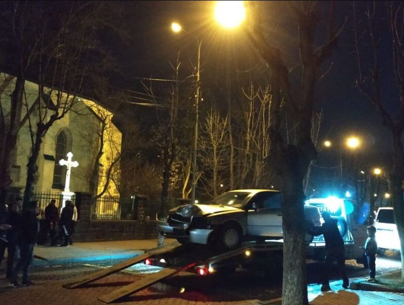 Нічна автопригода у Виноградові: водій вивернув кермо аби не врізатися в собаку