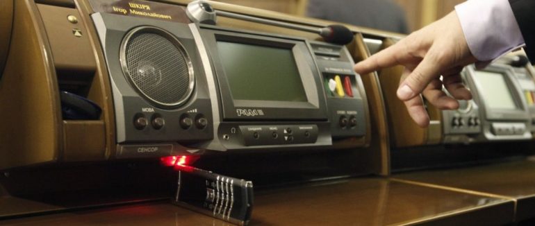 Кінець “кнопкодавству”: відсьогодні у Раді запрацювала сенсорна кнопка