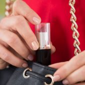 Косметична крадійка: 19-річна мукачівка викрала косметику з магазину