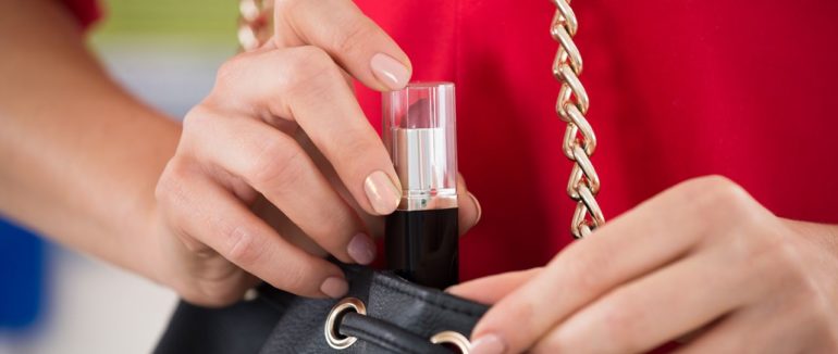 Косметична крадійка: 19-річна мукачівка викрала косметику з магазину