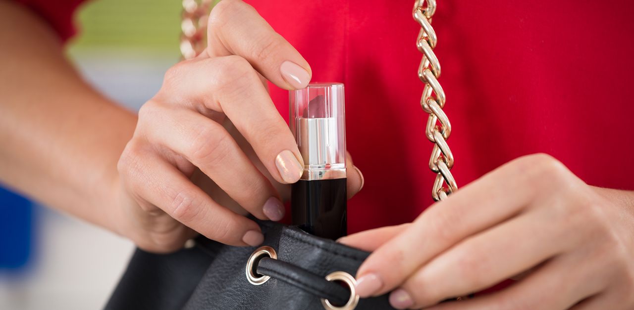 Косметична крадійка: 19-річна мукачівка викрала косметику з магазину