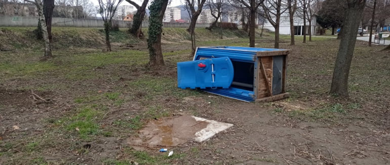 У Мукачеві вандали зруйнували біотуалет в парку