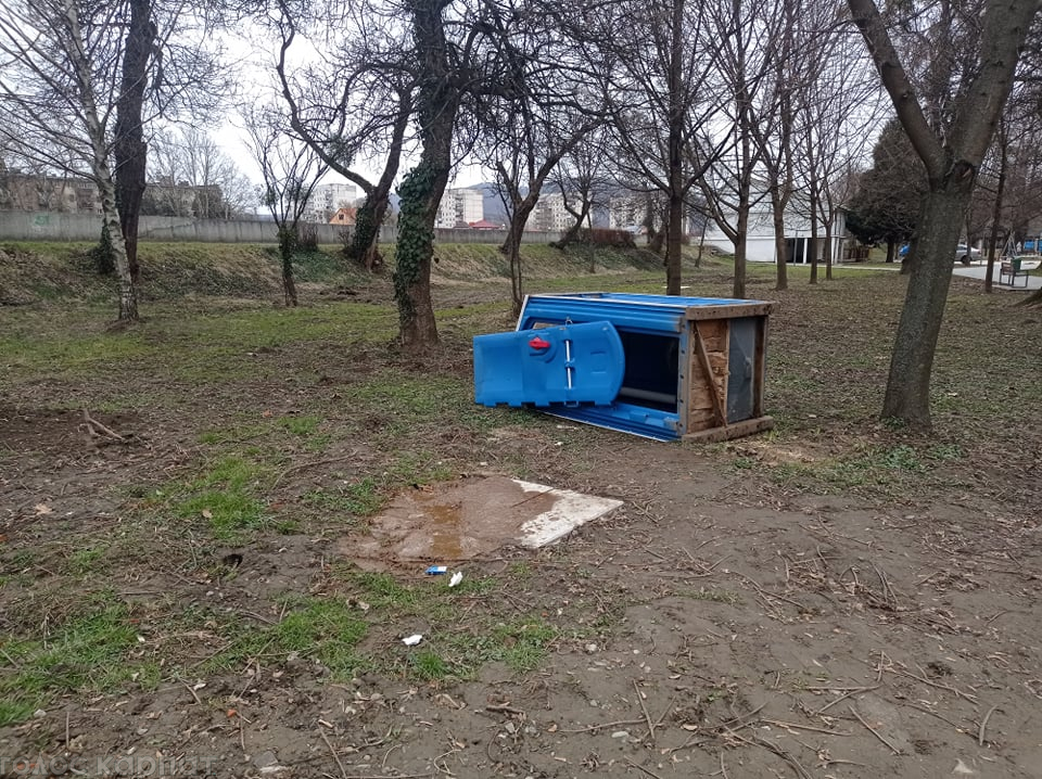 У Мукачеві вандали зруйнували біотуалет в парку