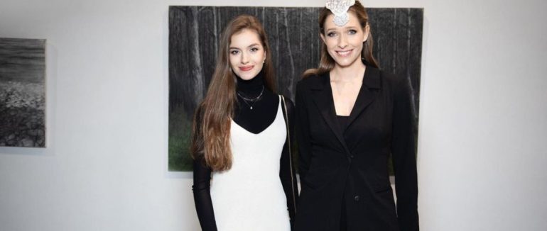 Мандрувала Закарпаттям: дружина Дмитра Комарова відвідала Ужгород та Мукачево