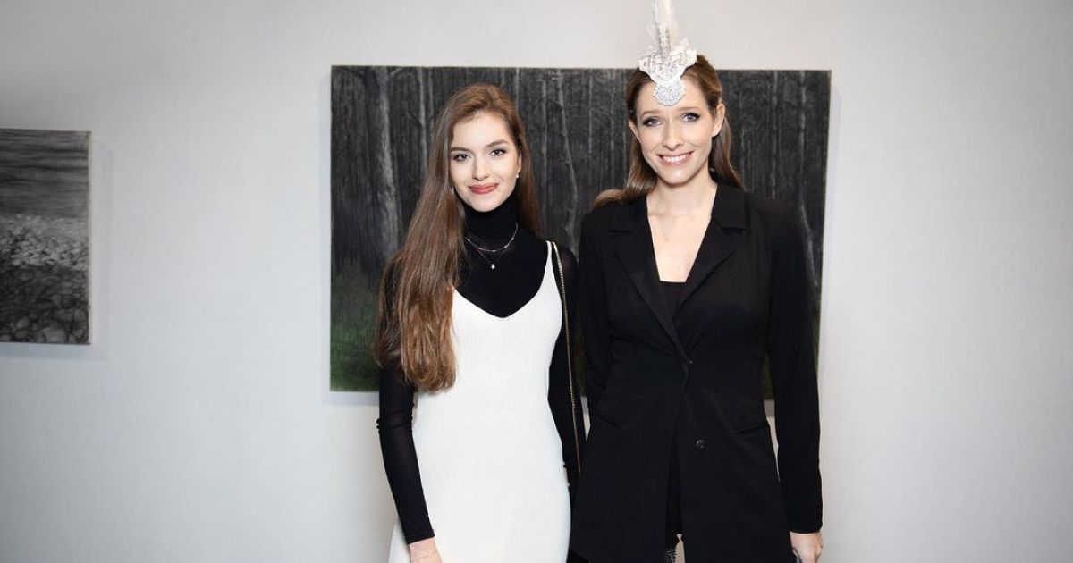 Мандрувала Закарпаттям: дружина Дмитра Комарова відвідала Ужгород та Мукачево