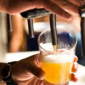 Вчені дізналися, чому алкоголь робить людей незграбними і повільними