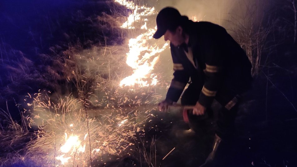 За добу зареєстровано більше 30 випадків підпалу сухої трави на Закарпатті