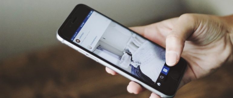 Мукачівська крадіжка: у жінки викрали телефон прямо під час розмови